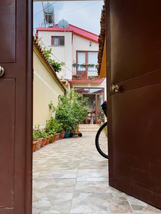Vila Kodra Тирана Экстерьер фото